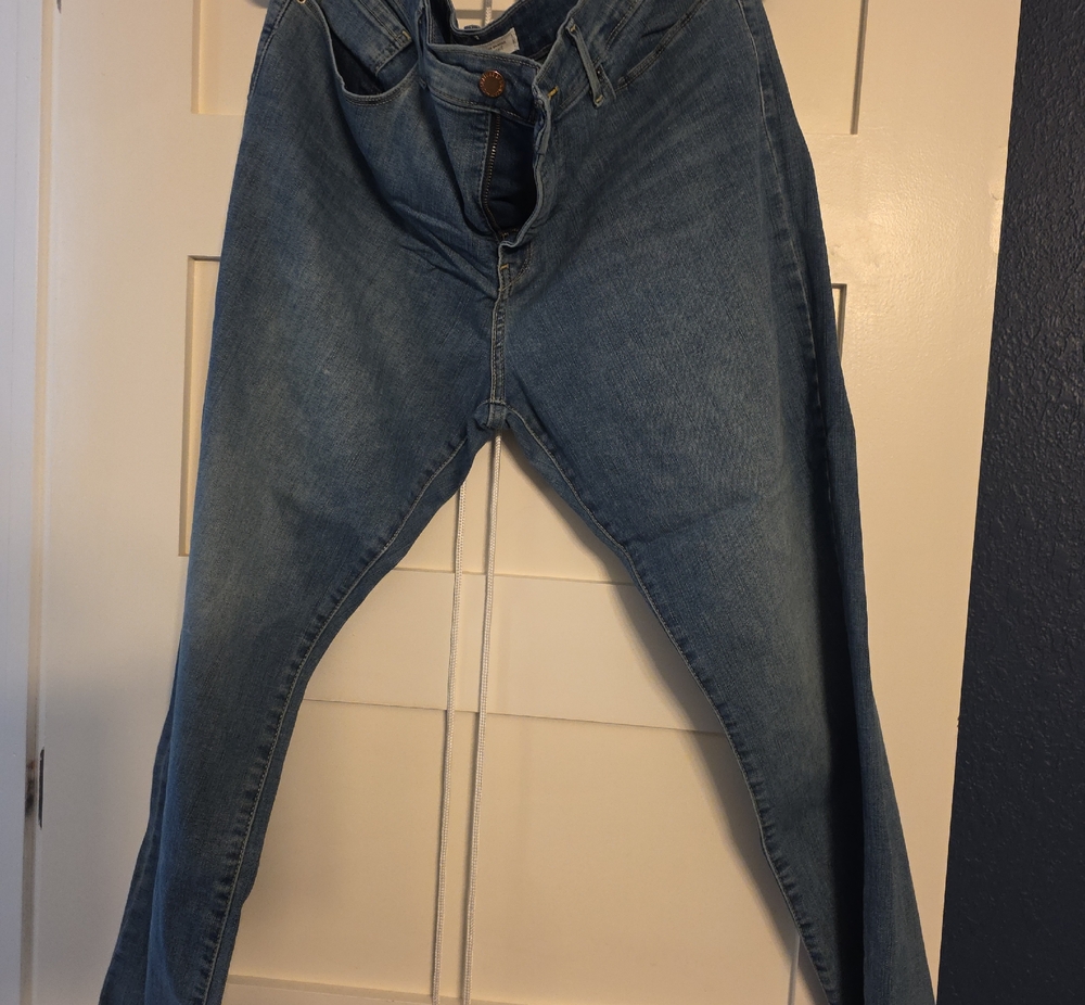 LEVIS Signature Gold Light Blue Straight Jeans with Copper Button